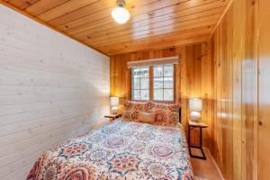 Postel nebo postele na pokoji v ubytování Knotty Pine Cabin