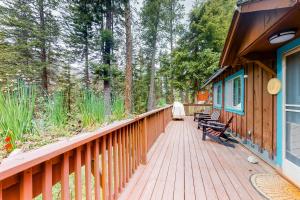 Balkón nebo terasa v ubytování Knotty Pine Cabin