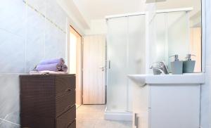 A bathroom at Apartments MiraSol