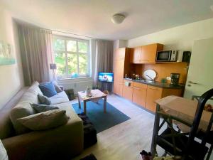Η κουζίνα ή μικρή κουζίνα στο Gemütliche Maisonette am Kurpark