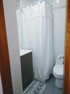 Vonios kambarys apgyvendinimo įstaigoje Casa en Pingueral 4