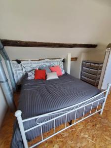 Een bed of bedden in een kamer bij Gîte de la Porte des Lacs