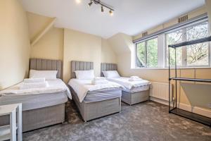 Säng eller sängar i ett rum på The Manor - Large Luxury home in Bournemouth - Sleeps 12+