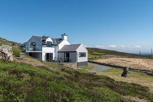 Gallery image of Goferydd, South Stack, Anglesey, 4 bed luxury home, hot tub, dog friendly in Holyhead