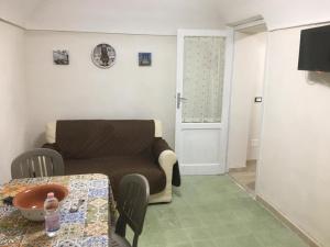 una sala de estar con un sofá y una mesa en Casa Movida, en Trapani