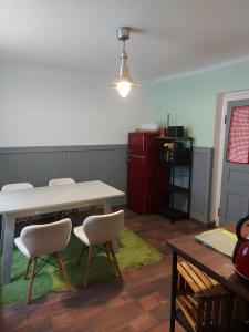 een kamer met een tafel en stoelen en een keuken bij Pr' Šovarjo in Zgornje Gorje