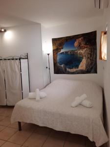 シラクーサにあるRoom Calafatariのベッドルーム1室(ベッド1台、タオル2枚付)