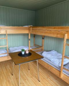 um quarto com 2 beliches e uma mesa em Solvang Ferietun em Vangsnes