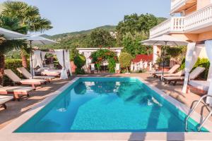 Bazén v ubytovaní Apartments Villa Chiara Opatija alebo v jeho blízkosti
