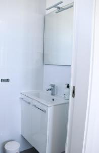 ein weißes Bad mit einem Waschbecken und einem WC in der Unterkunft Miradores Cabo de Gata in Cabo de Gata