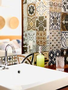 a bathroom with a sink and a mirror at Pousada Kite Da Mary Cumbuco in Cumbuco