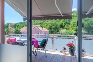 z balkonu domu ze stołem i krzesłami w obiekcie Comfortable apartment near Opatija w mieście Matulji