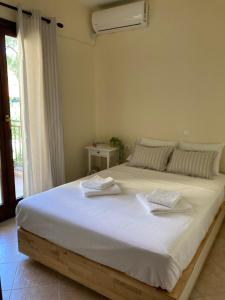 Posteľ alebo postele v izbe v ubytovaní Nikiti Seaview Apartment