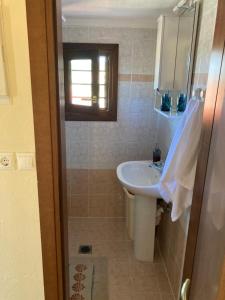 Kúpeľňa v ubytovaní Nikiti Seaview Apartment + 24 fotografií
