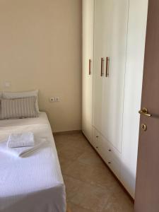 Postel nebo postele na pokoji v ubytování Nikiti Seaview Apartment
