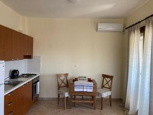 Kuchyň nebo kuchyňský kout v ubytování Nikiti Seaview Apartment