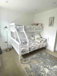 Uma ou mais camas em beliche em um quarto em JUST BUILT! Fabulous 2 Bedroom House (Sleeps 6) with Free Parking & Garden