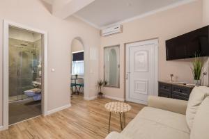 Televízia a/alebo spoločenská miestnosť v ubytovaní Apartments Villa Chiara Opatija