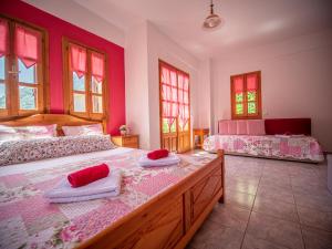 Posteľ alebo postele v izbe v ubytovaní Cherry House in Damouchari with a sea view - Delicious Houses