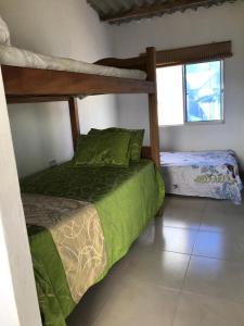 1 Schlafzimmer mit 2 Etagenbetten in einem Zimmer in der Unterkunft Cabaña La Blanquita in San Bernardo del Viento