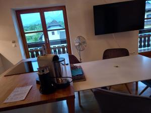 Televízia a/alebo spoločenská miestnosť v ubytovaní HIDE-AWAY Corinna