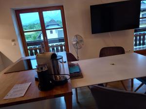 ein Esszimmer mit einem Tisch und einem Fenster in der Unterkunft HIDE-AWAY Corinna in Drobollach am Faakersee