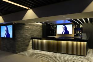 Una televisión o centro de entretenimiento en Alia Inn Boutique WTC