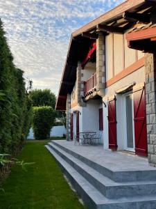 um edifício com escadas que levam até um pátio em Bed & Breakfast L'Etape Basque em Bidart