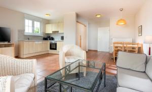 Precise Resort Rügen Apartments & SPLASH Erlebniswelt的厨房或小厨房