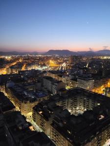 Nespecifikovaný výhled na destinaci Alicante nebo výhled na město při pohledu z apartmánu