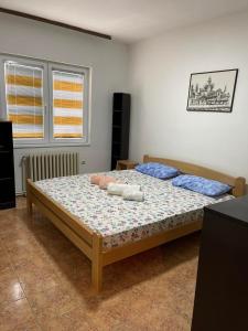 um quarto com uma cama com duas almofadas em Apartment Angelina em Skopje