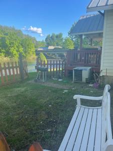 un banco blanco en un patio junto a una valla en Ft. Wilderness RV Park and Campground en Whittier