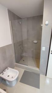 y baño con aseo y ducha. en Puerto Madryn Temporarios en Puerto Madryn