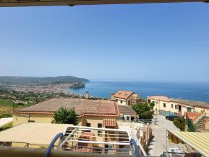 vistas al océano desde el balcón de una casa en Il bacio del sole, en Agropoli