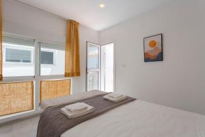 - une chambre avec un lit et 2 serviettes dans l'établissement Atico del Buen CANTAOR by Cadiz4Rentals, à Cadix