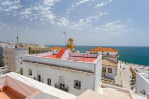 - une vue sur l'océan depuis le toit d'un bâtiment dans l'établissement Atico del Buen CANTAOR by Cadiz4Rentals, à Cadix
