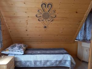 Łóżko lub łóżka w pokoju w obiekcie Domek przy skalniaku