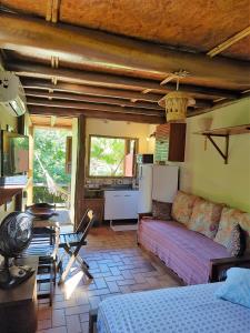 - un salon avec un canapé et une table dans l'établissement Recanto Tangará - Chalé - Praia do Felix, à Ubatuba