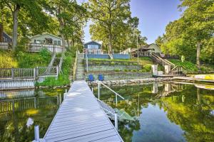 Afbeelding uit fotogalerij van Lakefront Battle Creek Home with Fishing Dock! in Battle Creek