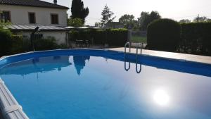 uma grande piscina azul em frente a uma casa em Casa Vacanze a due passi da Loreto, Castelfidardo ed il mare em Castelfidardo