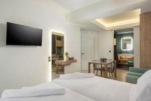 Postel nebo postele na pokoji v ubytování Alkionides Seaside Hotel + 37 fotografií