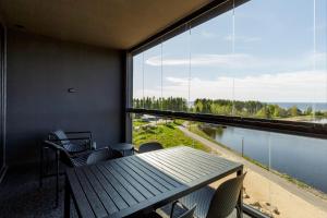 A balcony or terrace at Marina Chalets Kalajoki by Hiekka Booking - sisältää liinavaatteet ja loppusiivouksen