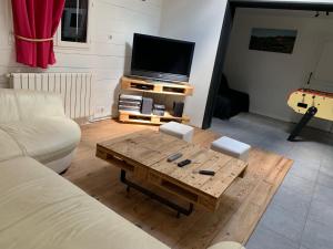 een woonkamer met een bank en een salontafel bij Maison spacieuse tout confort in Meilhan