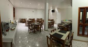 ein Restaurant mit Tischen und Stühlen in einem Zimmer in der Unterkunft Hotel Executivo in São Borja