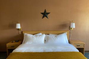 Ένα ή περισσότερα κρεβάτια σε δωμάτιο στο The Benson Motel - Benson, MN - US-12 HWY