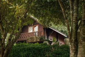 ein Holzhaus mit einer Veranda und einem Balkon in der Unterkunft Viewpoint - Cabin 3 in Haenertsburg
