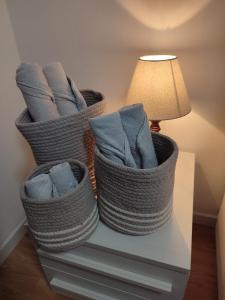 dos cestas sentadas en una mesa junto a una lámpara en ETRA Casa Vacanza, en Taranto