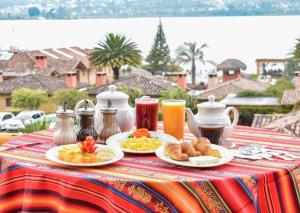 a table with plates of food and drinks on it at Bellavista Casa de Huéspedes in San Pablo