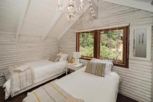 Un pat sau paturi într-o cameră la Viewpoint - Cabin 3