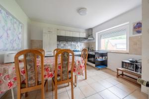 een keuken met een tafel en stoelen en een tafel bij Private Apartment in Hannover